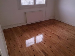 Nettoyer un parquet en bois vitrifié