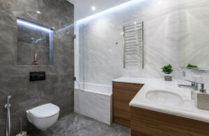 Comment moderniser sa salle de bain en réalisant une douche à l'italienne en béton ciré