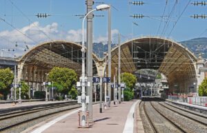 Distributions gratuites par les gares et stations de métro