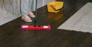 Nettoyer un parquet en bois vitrifié