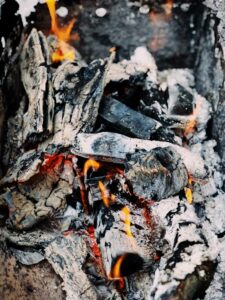 Bien entretenir un poêle à bois enlever les cendres 