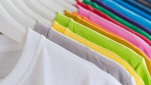 Lessive faite maison sur vêtements colorés