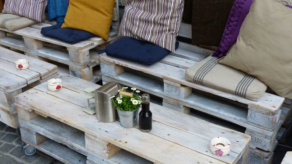 Bancs et tables en palette