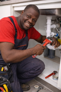 plombier qui gagne des clients et de la crédibilité grâce au Label Artisan de Confiance